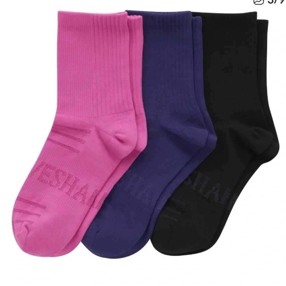 2 Hanes Moves Women Crew Sock, 3-Pack, Fits Shoe Size 5-9